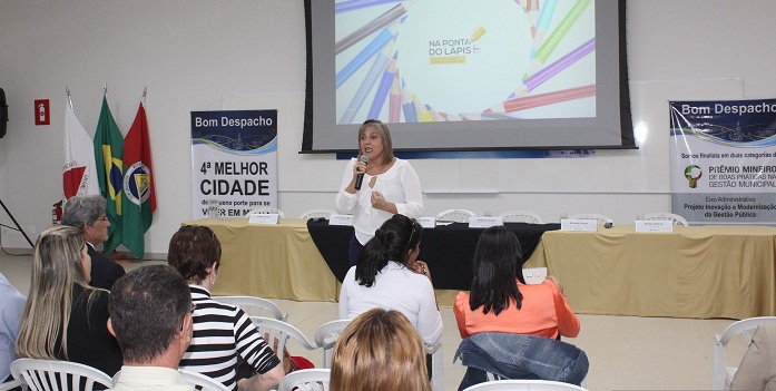 A assessora Naila Mourthé falou aos prefeitos da Região de Bom Despacho (Foto: Prefeitura Municipal de Bom Despacho)